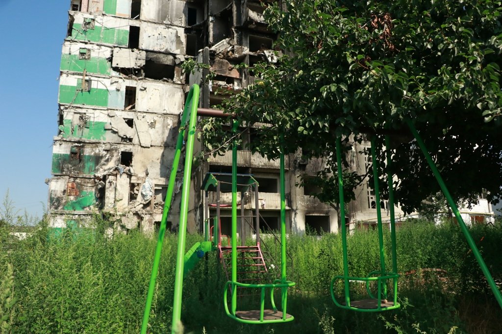 Колись це подвір'я голосило дитячим сміхом