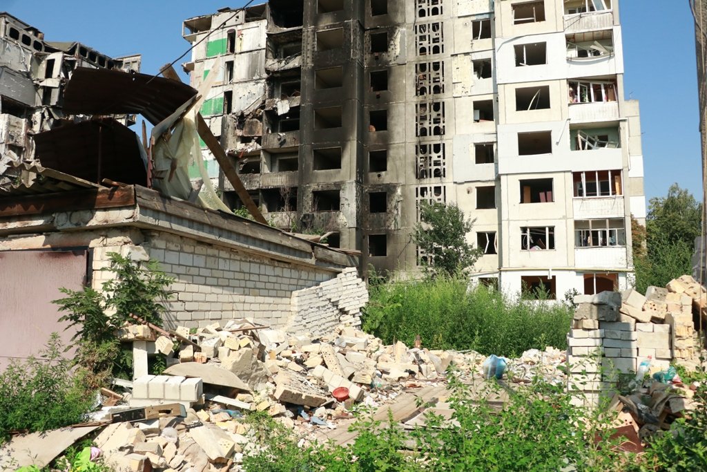 Досі біля зруйнованих будинків лишаються груди будівельного сміття