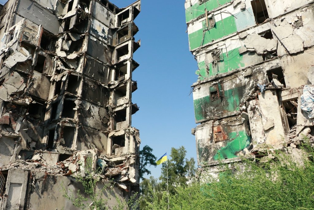 Як промінь надії крізь руїни багатоповерхівки майорить наш прапор