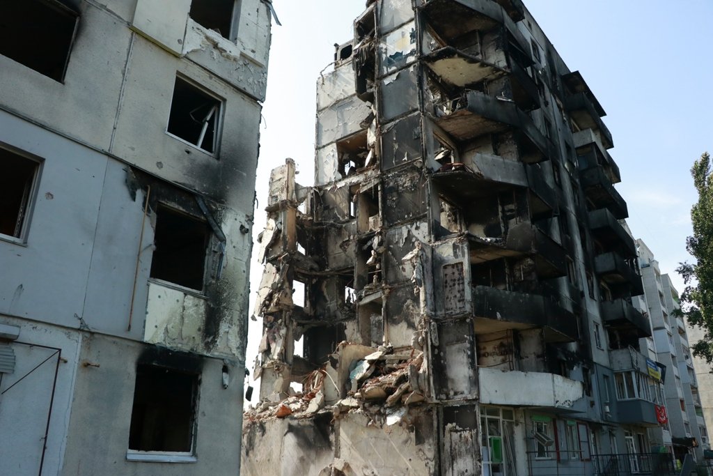 Знаходитись біля цих будинків досі небезпечно, бо можуть впасти уламки