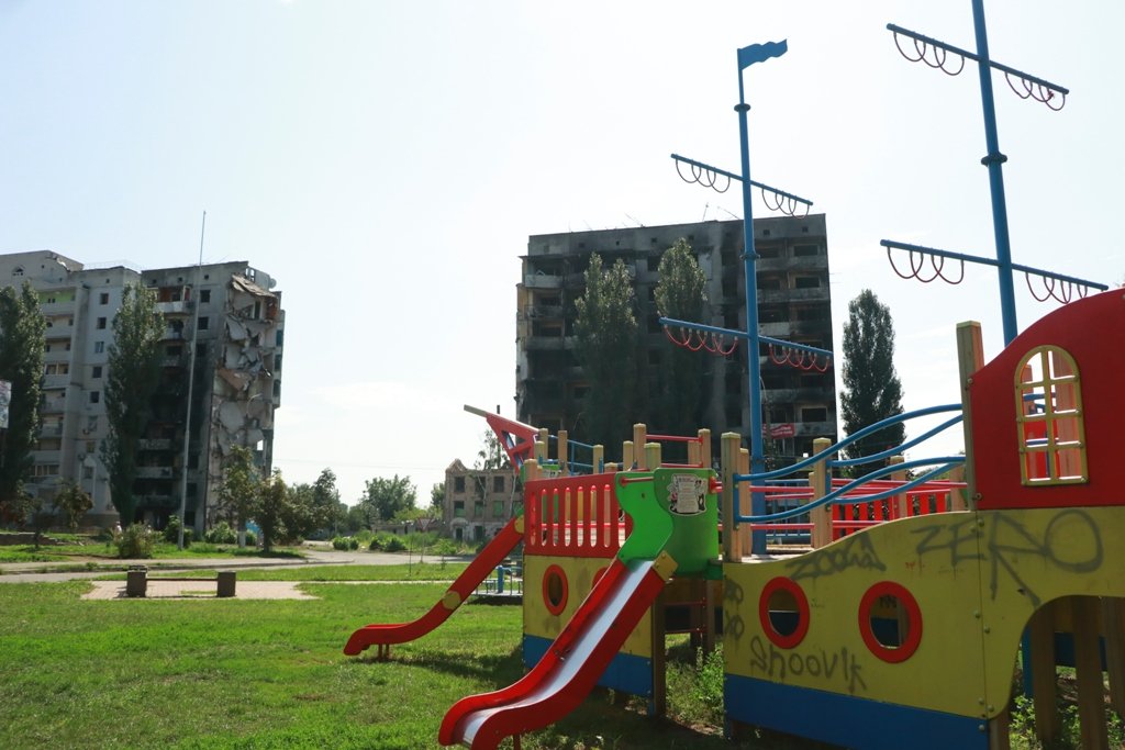 Неможливо досі усвідомити, але на цьому майданчику сьогодні гуляють діти