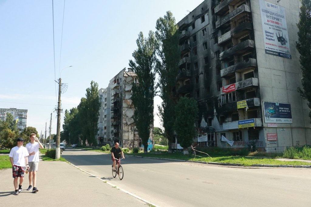 У місті зараз можна зустріти не тільки пенсіонерів, є й молодь, і маленькі діти