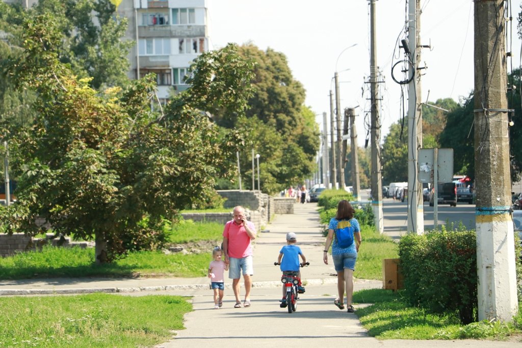 Батьки ходять у справах разом з дітьми, бо садочки не працюють