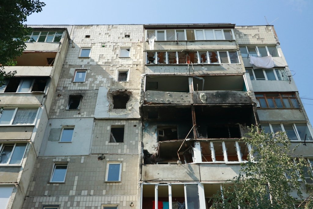 А в цих будинках зараз намагаються продовжити жити люди