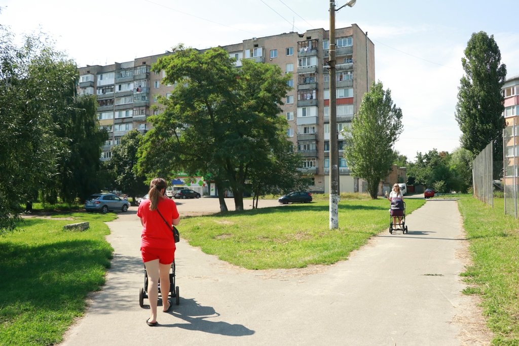 Наче звичайний кадр життя міста, якщо не придивлятись до багатоповерхівок