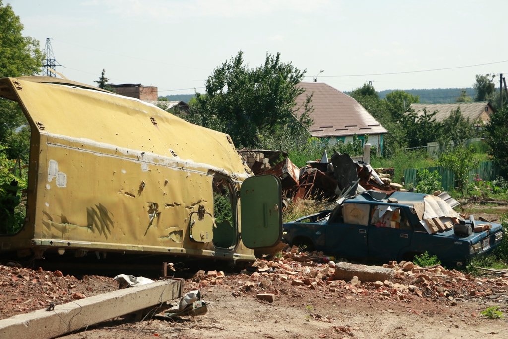 Десь досі стоять уламки військової техніки