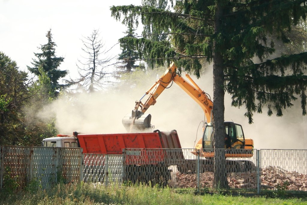 Демонтажі будівель продовжуються
