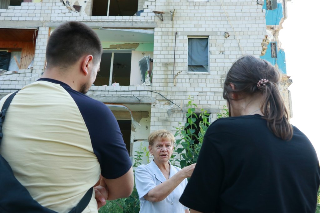 Місцеві жителі розповідають, як намагаються відбудувати своє зруйноване житло