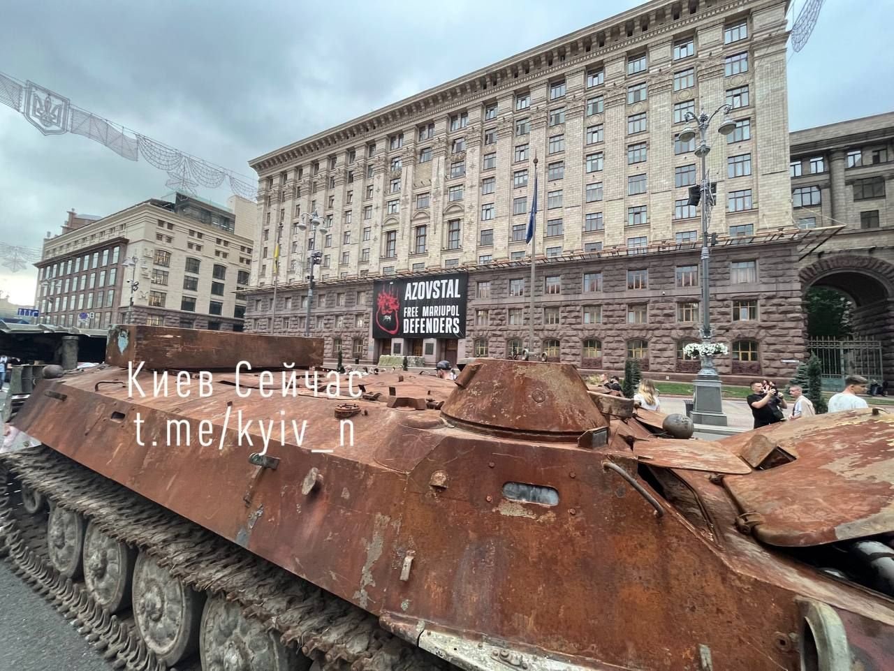 У Києві на Хрещатику виставили знищену ворожу техніку рф 2