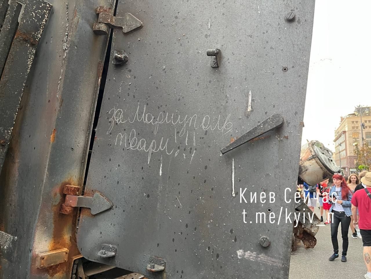 У Києві на Хрещатику виставили знищену ворожу техніку рф 4