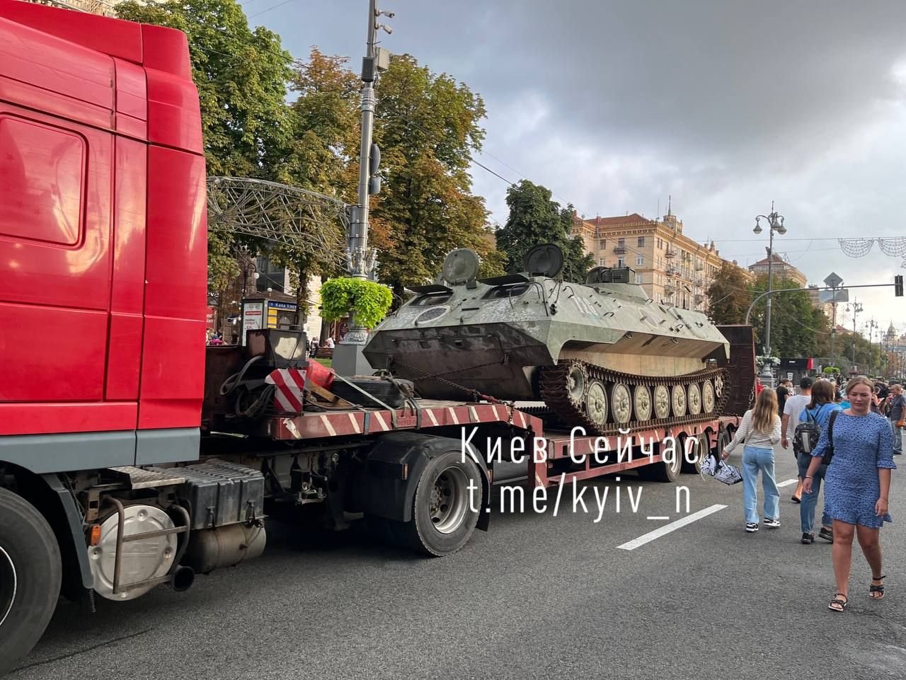 У Києві на Хрещатику виставили знищену ворожу техніку рф 5