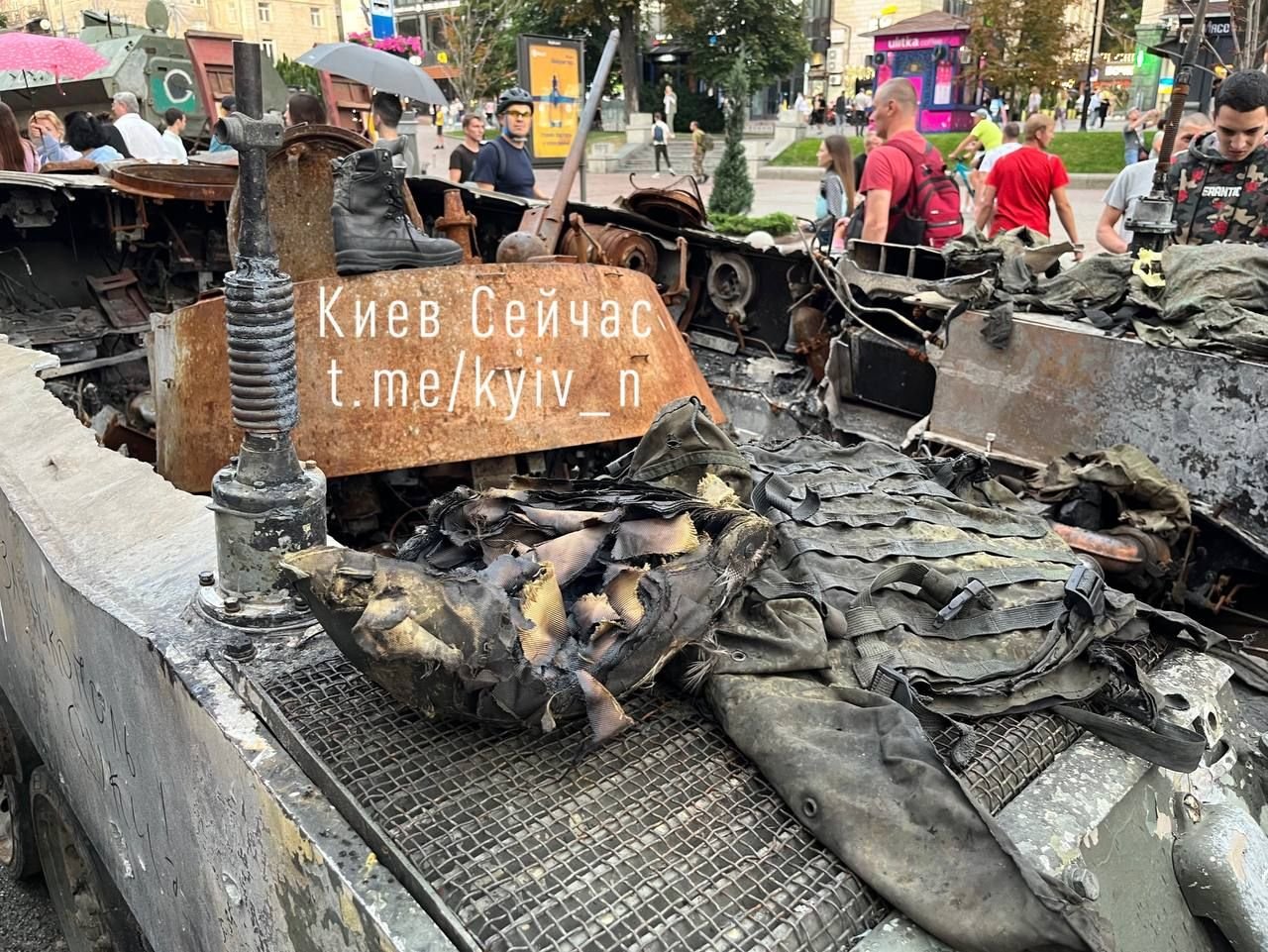 У Києві на Хрещатику виставили знищену ворожу техніку рф 6