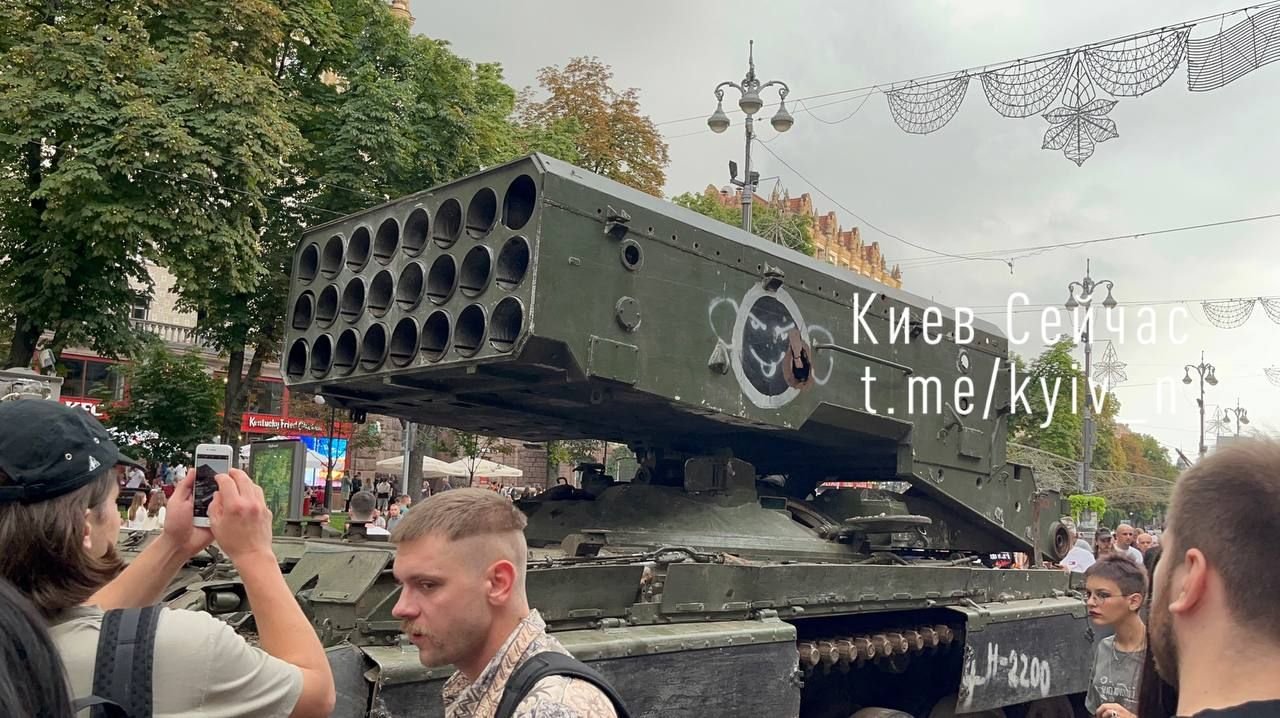 У Києві на Хрещатику виставили знищену ворожу техніку рф 7
