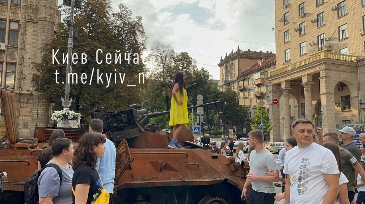 У Києві на Хрещатику виставили знищену ворожу техніку рф 8