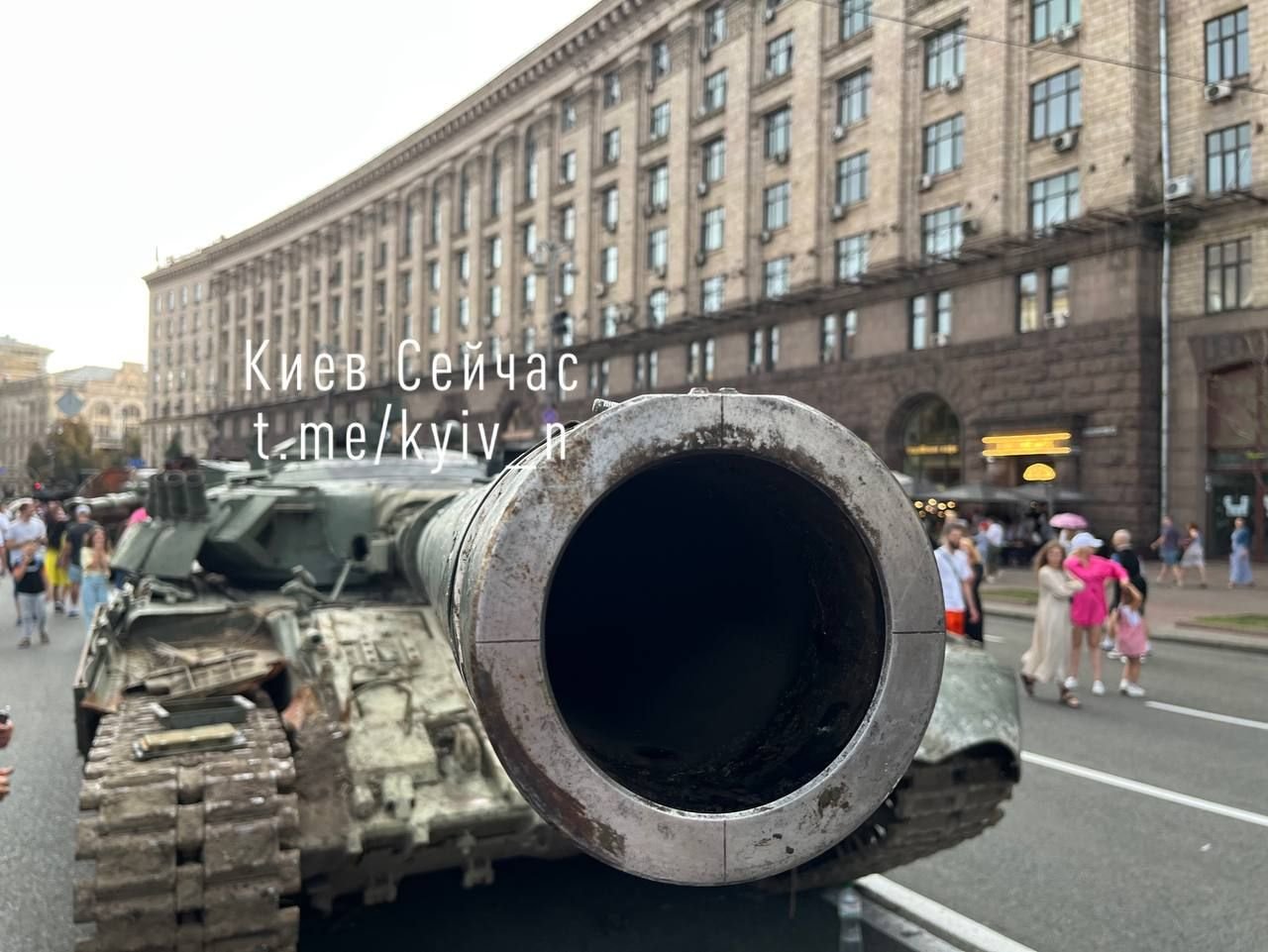 У Києві на Хрещатику виставили знищену ворожу техніку рф 9