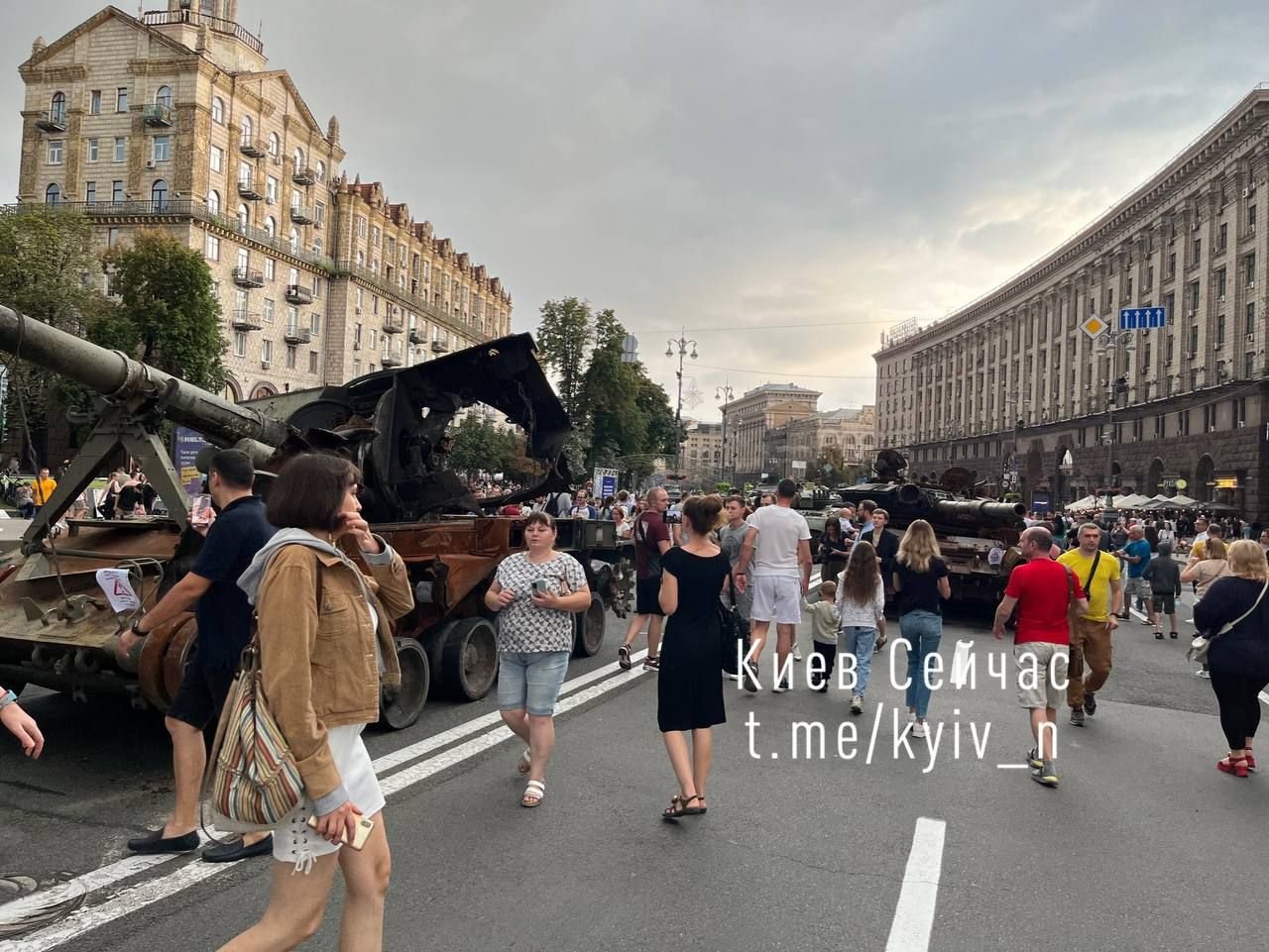 У Києві на Хрещатику виставили знищену ворожу техніку рф 10