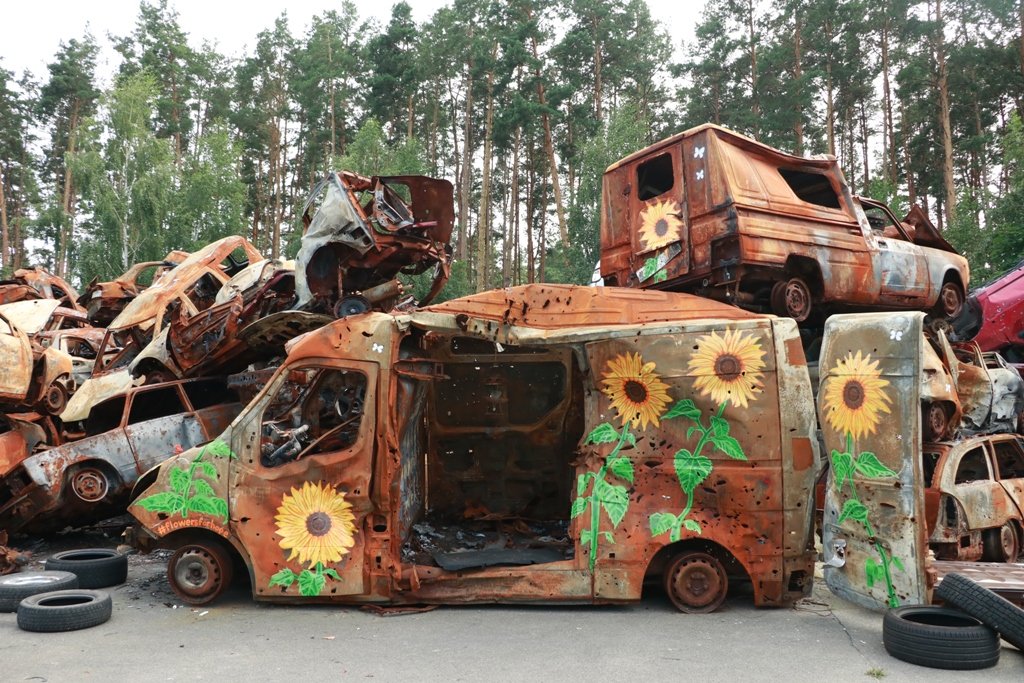 Як виглядає зараз кладовище автівок в Ірпені і хто намалював на них соняхи 1