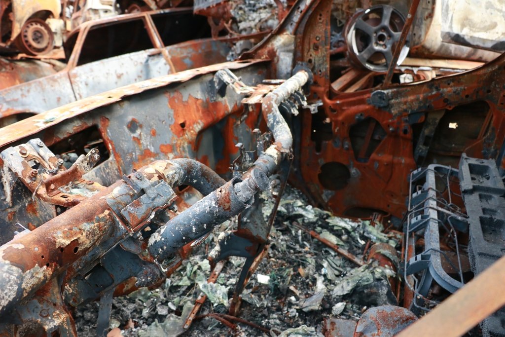 Як виглядає зараз кладовище автівок в Ірпені і хто намалював на них соняхи 3