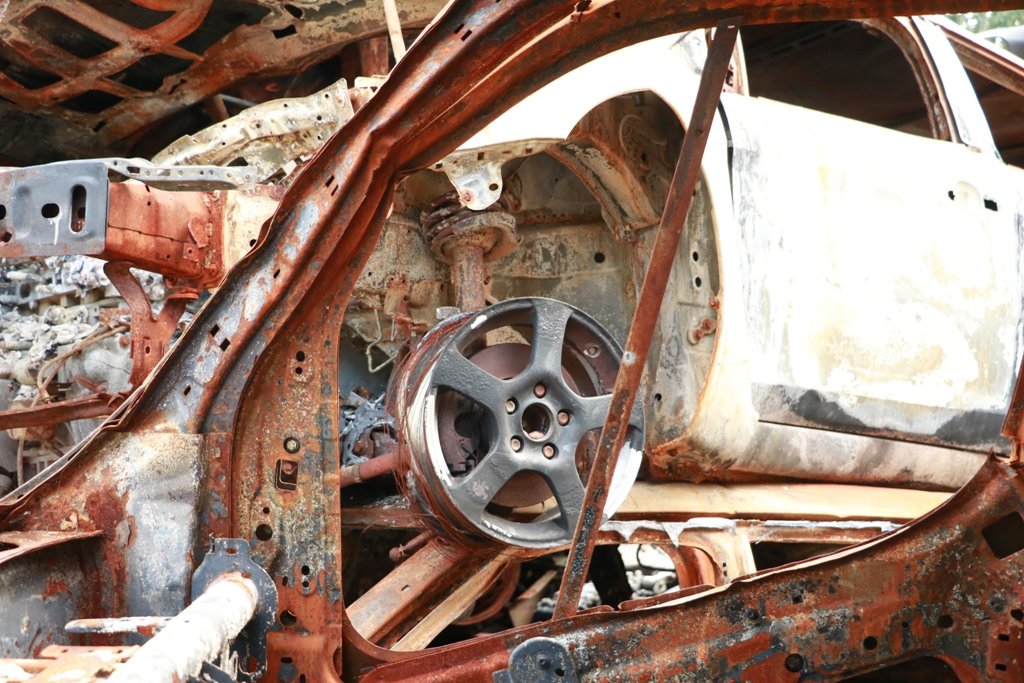 Як виглядає зараз кладовище автівок в Ірпені і хто намалював на них соняхи 4