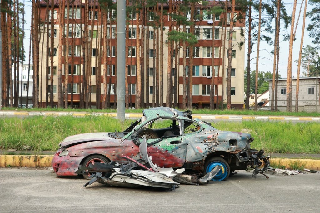 Як виглядає зараз кладовище автівок в Ірпені і хто намалював на них соняхи 5