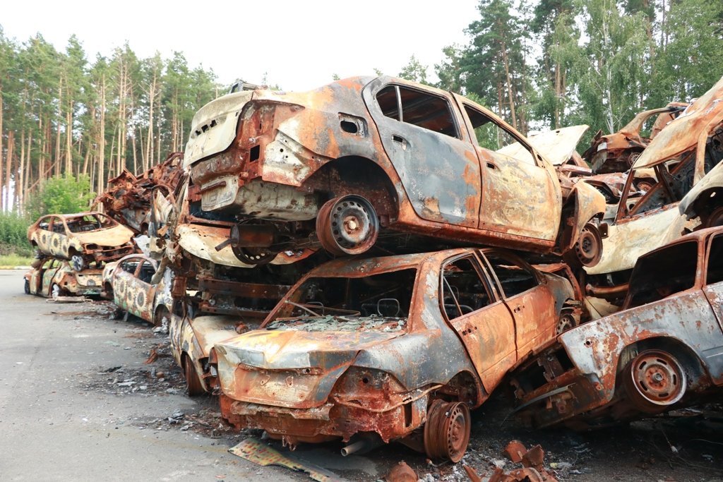 Як виглядає зараз кладовище автівок в Ірпені і хто намалював на них соняхи 6
