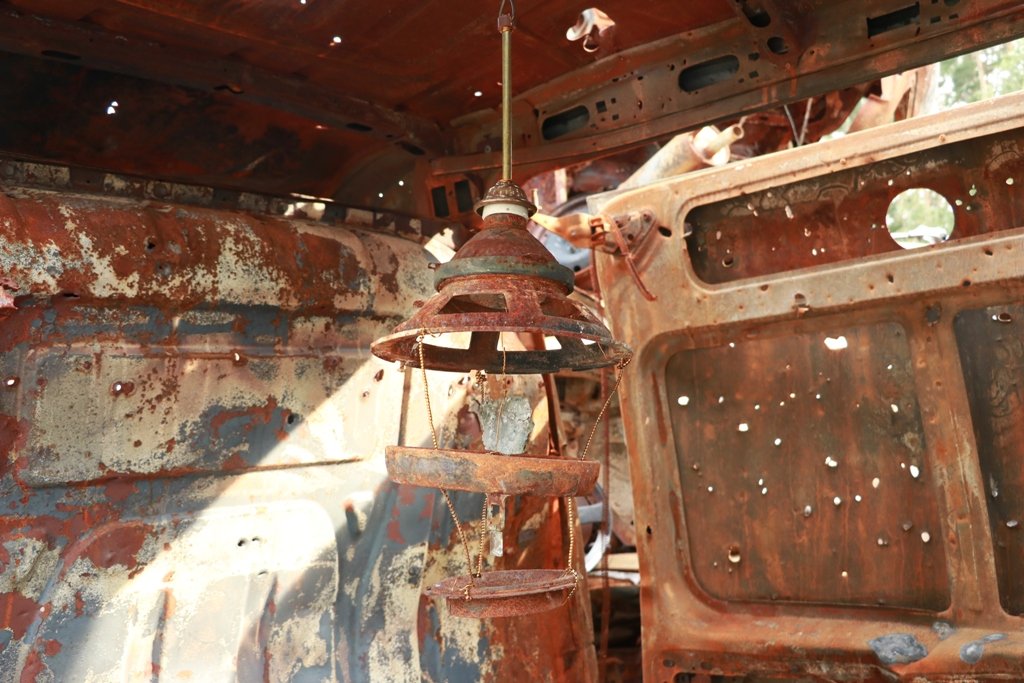 Як виглядає зараз кладовище автівок в Ірпені і хто намалював на них соняхи 8