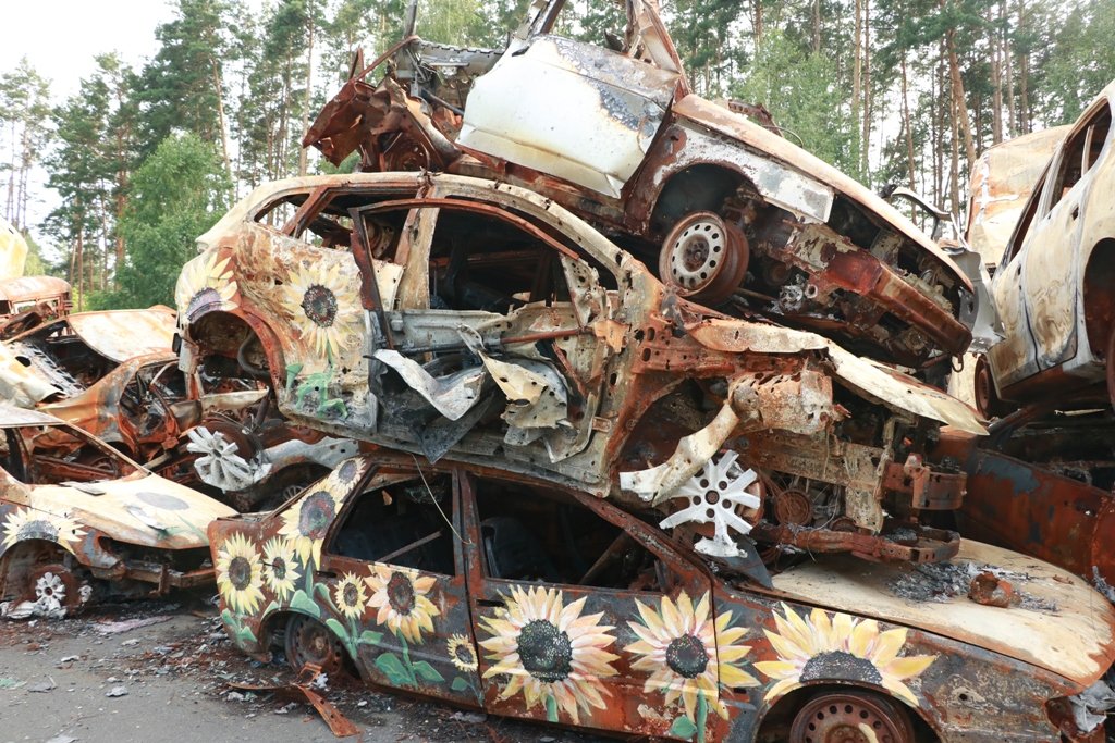 Як виглядає зараз кладовище автівок в Ірпені і хто намалював на них соняхи 9