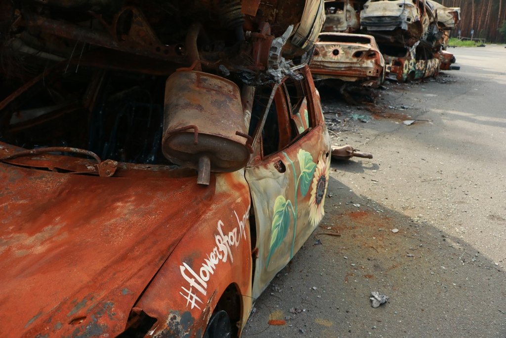 Як виглядає зараз кладовище автівок в Ірпені і хто намалював на них соняхи 10