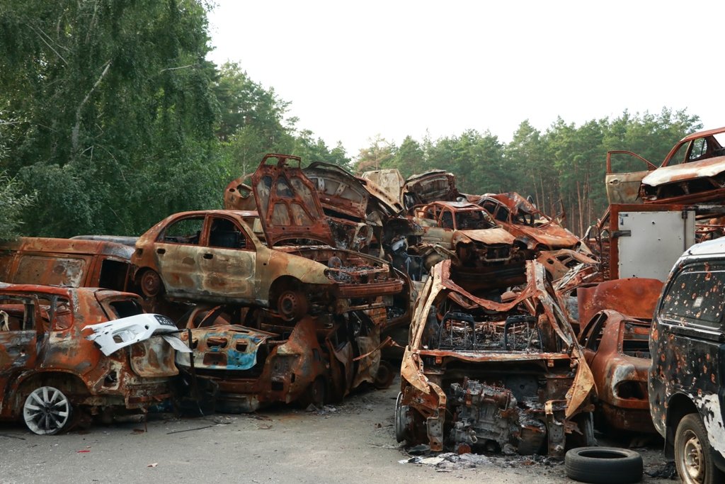 Як виглядає зараз кладовище автівок в Ірпені і хто намалював на них соняхи 14