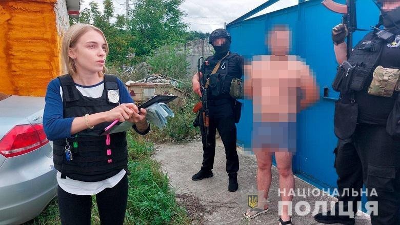 У Києві на Подолі чоловік битою потрощив авто, на якому приїхала його жінка 1