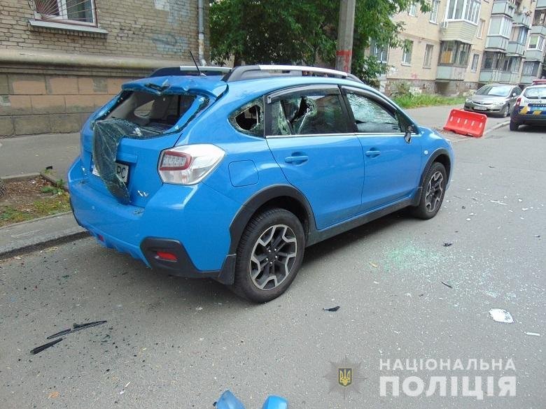 У Києві на Подолі чоловік битою потрощив авто, на якому приїхала його жінка 2