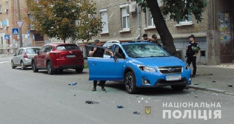 У Києві на Подолі чоловік битою потрощив авто, на якому приїхала його жінка 3