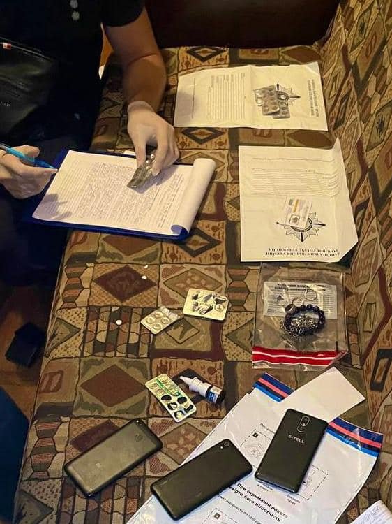 В Ірпені чоловік прийшов з квітами та шампанським на побачення, а зранку пограбував квартиру жінки 3