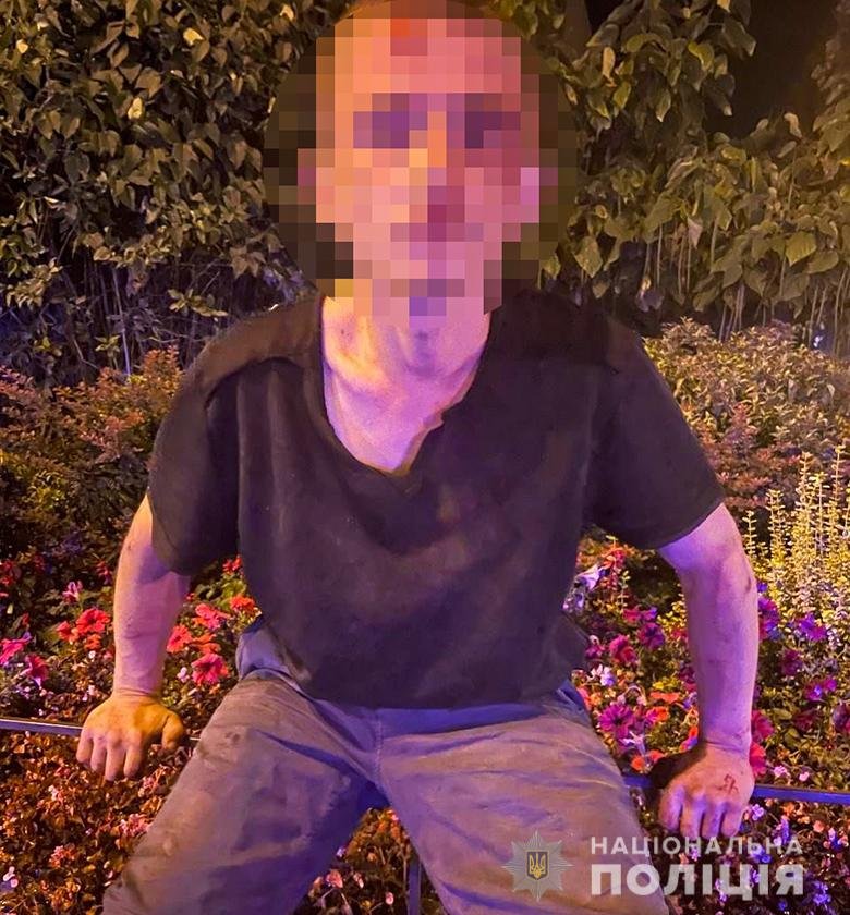 У Києві на зупинці невідомий вдарив ножем чоловіка: нападника затримали перехожі 1