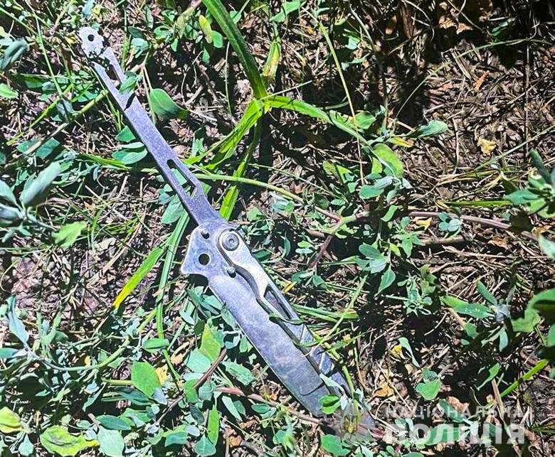 У Києві на зупинці невідомий вдарив ножем чоловіка: нападника затримали перехожі 2