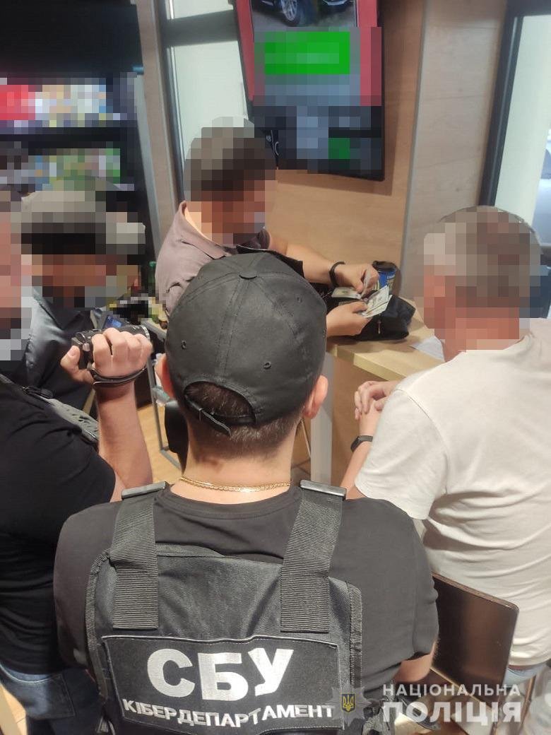 У Києві працівник вишу незаконно переправляв чоловіків через кордон під приводом навчання у вузі 2