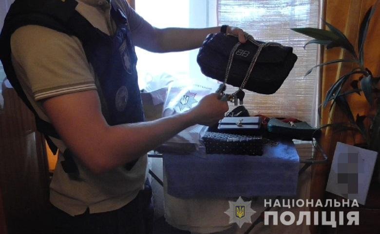 У Києві дівчина створила магазин брендових сумок, приймала передоплату та зникала: що загрожує шахрайці 1