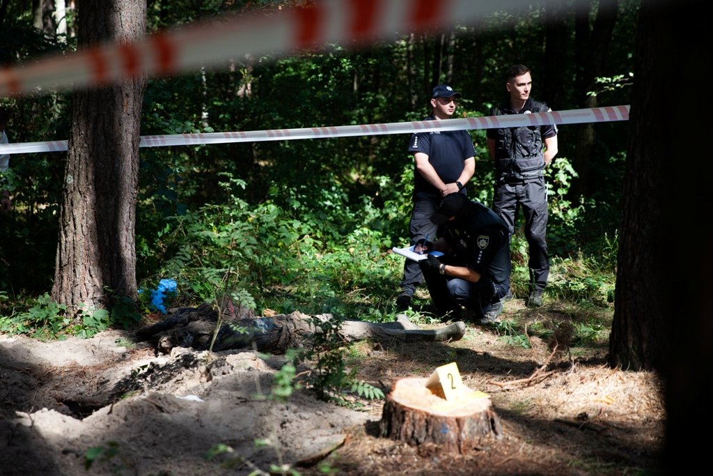 Під час ексгумації та огляду тіла побачили, що це чоловік, в нього був на голові чохол, а руки звязані за спиною