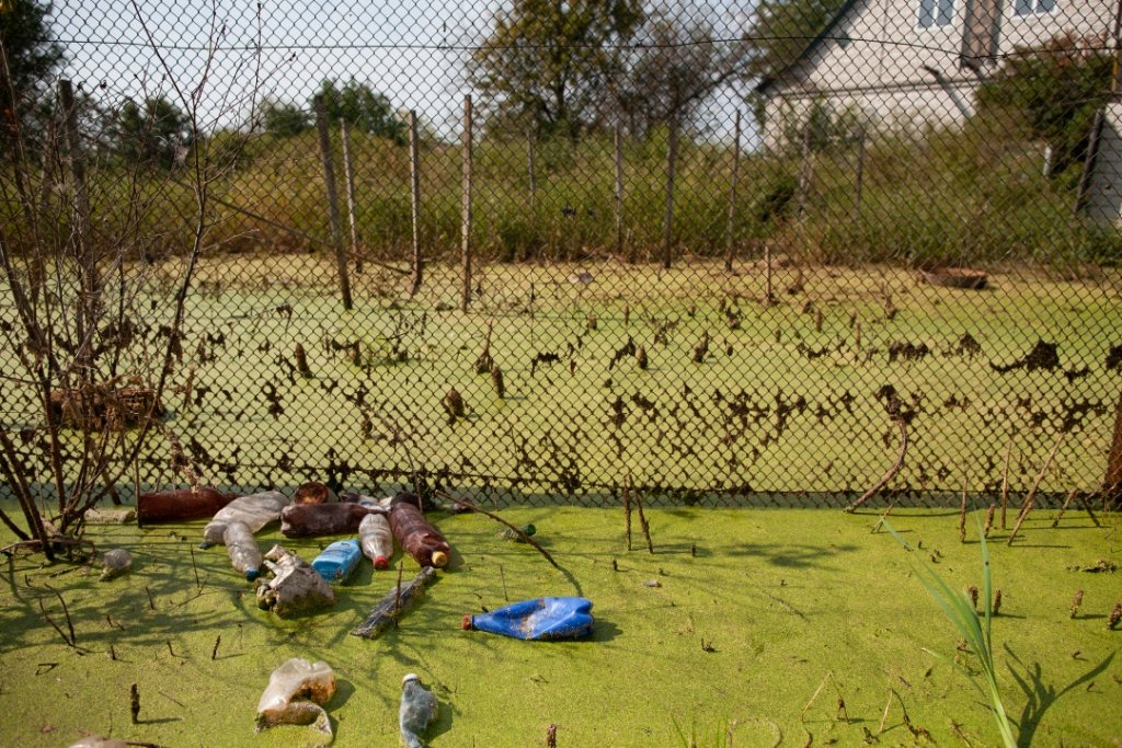 Так зараз виглядають садочки та двори села - замулені та в смітті