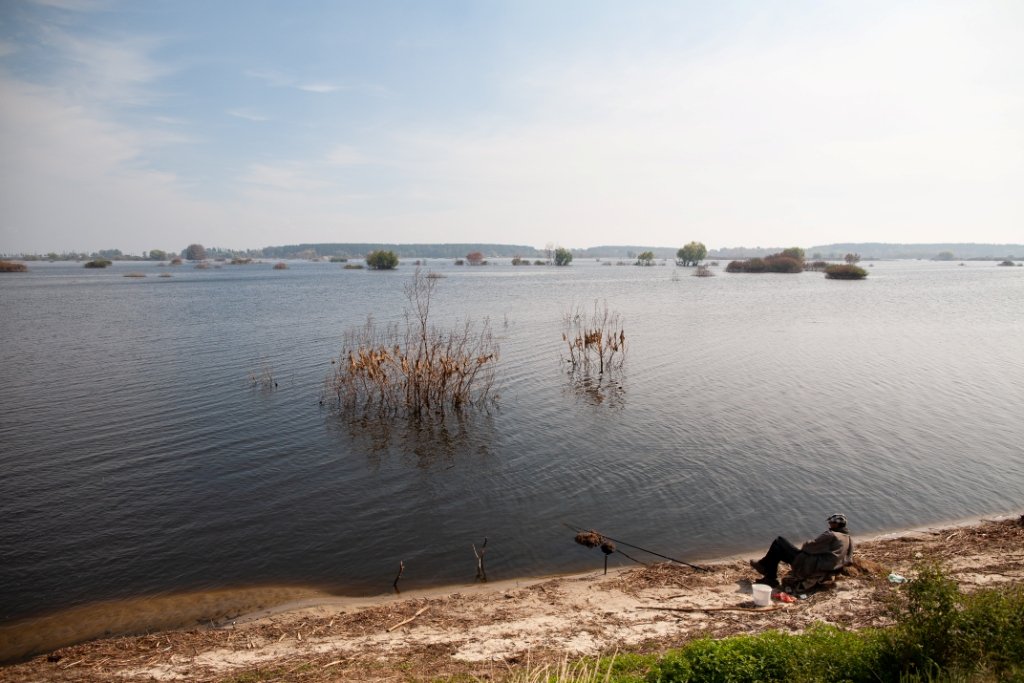 Раніше ту пасли корів, косили сіно, було поле, а зараз - ловлять рибу