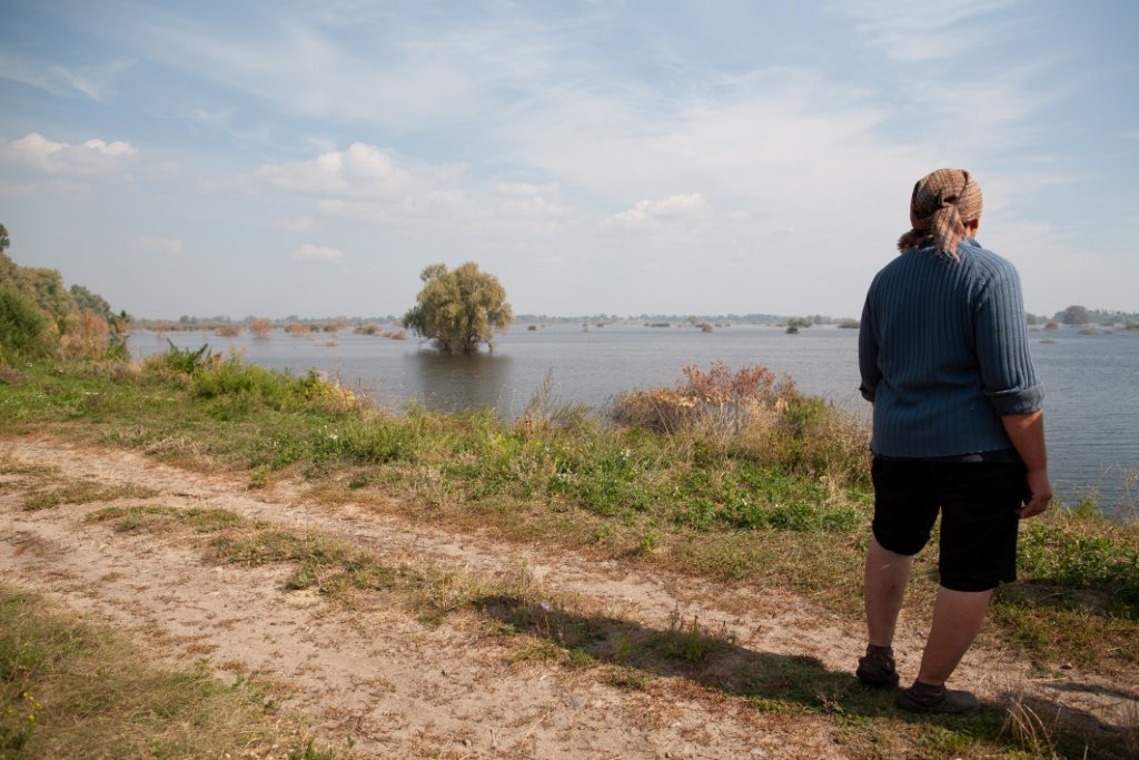 Мешканка села Тетяна показала нам, як розлилася річка Ірпінь