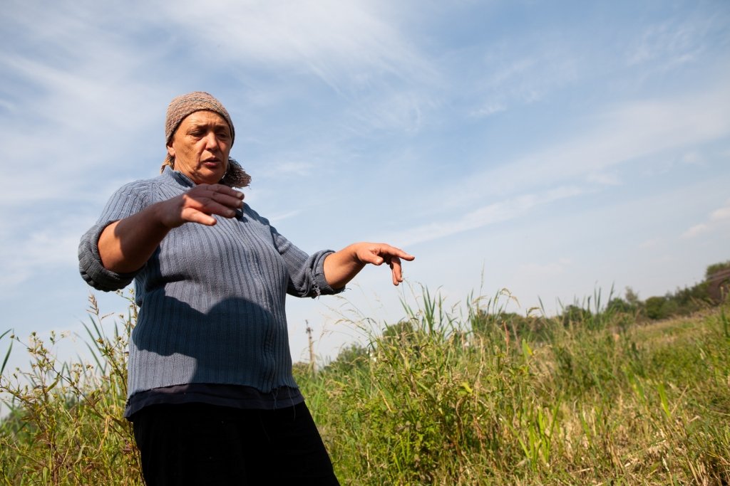 Але, як відмітила сама мешканка, землі на городах та в садках неприродні для вирощування ще до п'яти років, бо замулені за закам'янілі