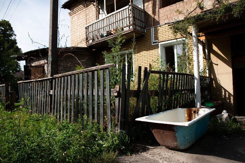 Під час влучання ракети один з мешканців вилетів у вікно і чудом залишився живий