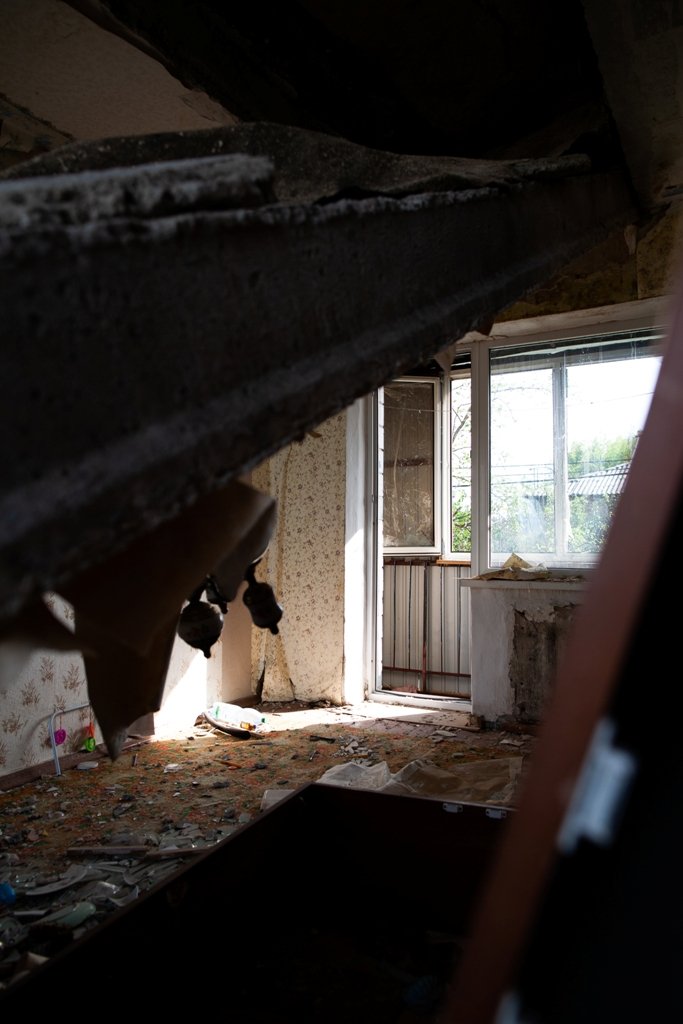 На підлозі досі лежать дитячі іграшки