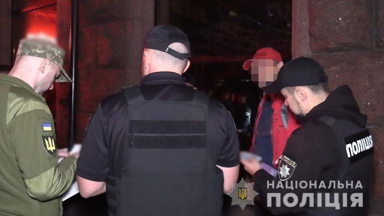 У Києві відвідувачам у закладах почали вручати повістки 2