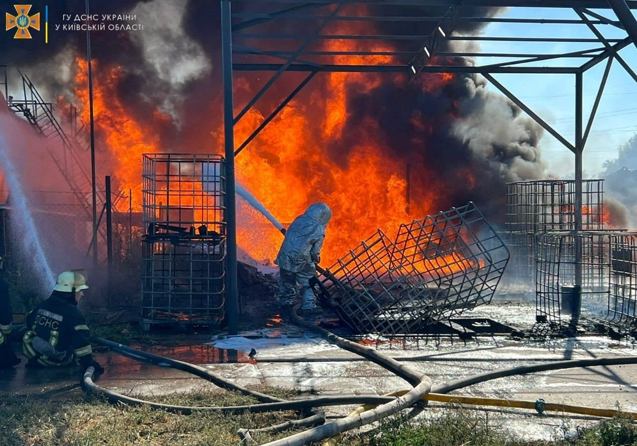 У Борисполі маштабна пожежа: палає підприємство 2