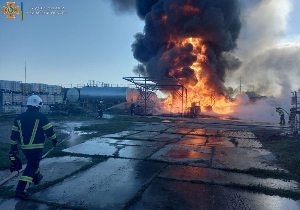 У Борисполі маштабна пожежа: палає підприємство 3