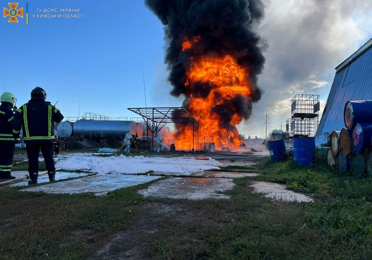 У Борисполі маштабна пожежа: палає підприємство 4