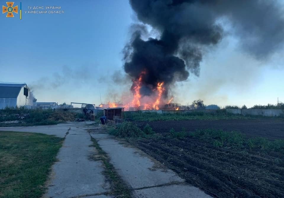 У Борисполі маштабна пожежа: палає підприємство 5