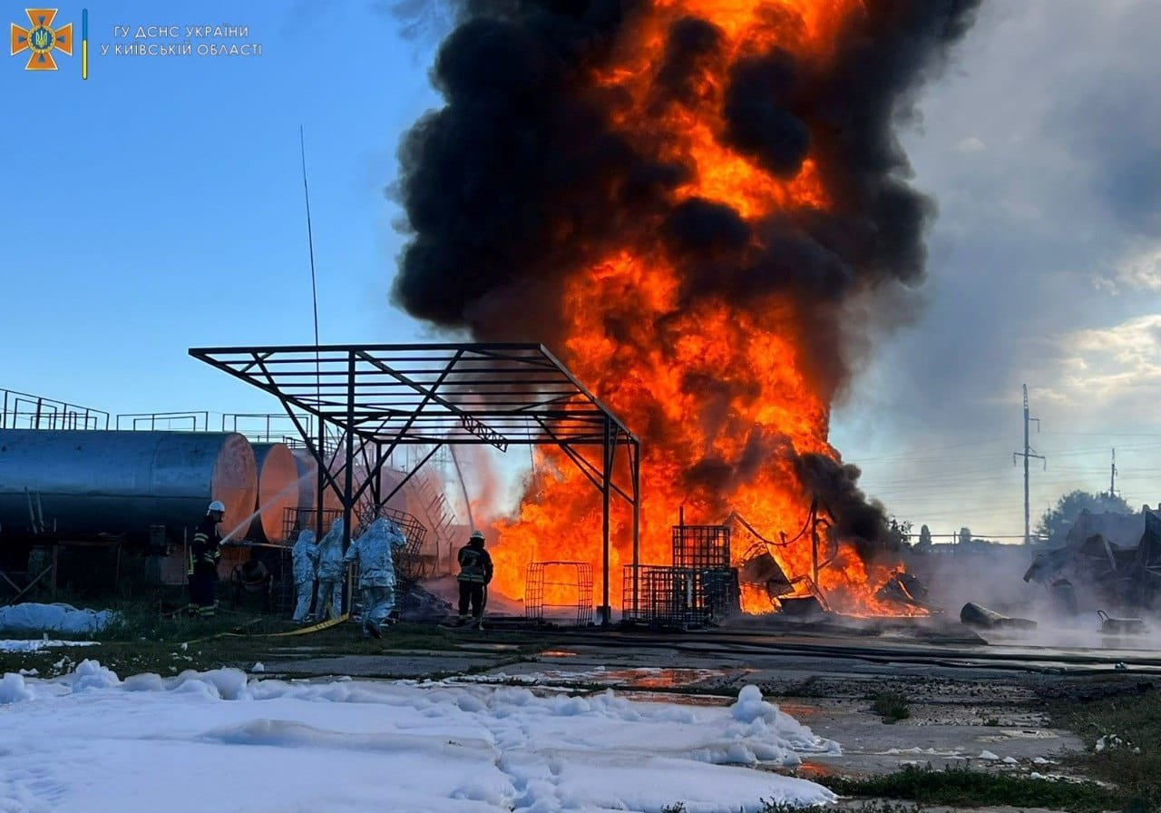 У Борисполі маштабна пожежа: палає підприємство 6